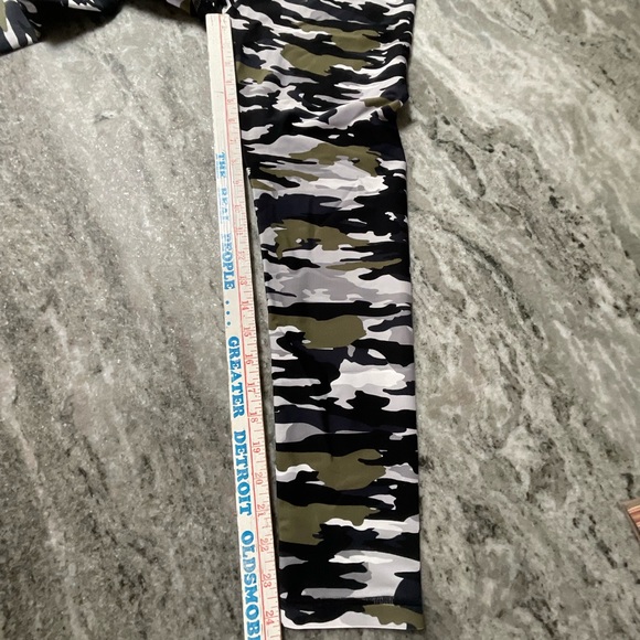 The Upside Pearl Camo Midi Leggings Size 8 (I1) - Picture 6 of 8